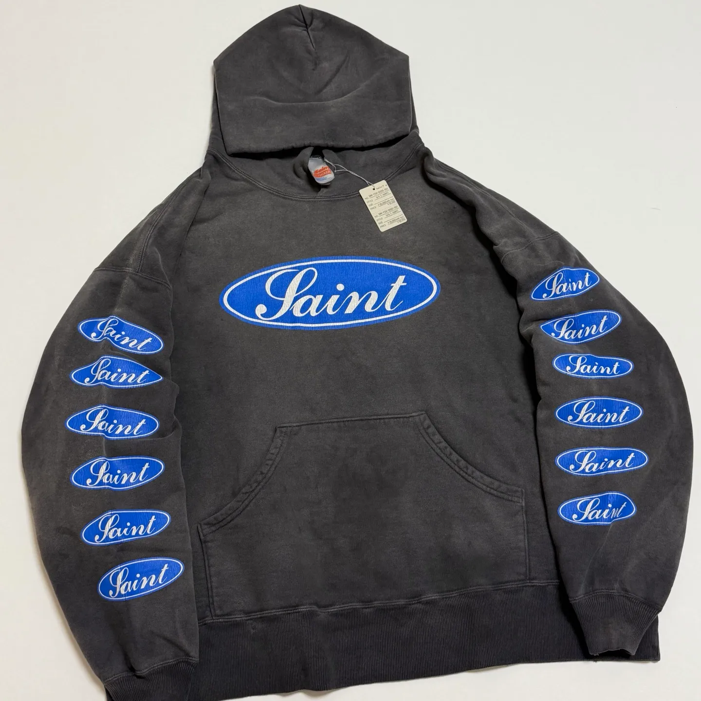SAINT Mxxxxxx HOODIE/LOVE AMONG/BLK blue SAINT barrage slogan hoodie, washed black S-XL, the latest version, revised many times, the version is closer to the original version, and the street flavor is stronger! Heavy washing with water-sprayed fading process for stronger distressing effect. Handmade wormhole destruction treatment. Authentic level extreme distressed crack printing. The main mark and wash mark are all correct versions.